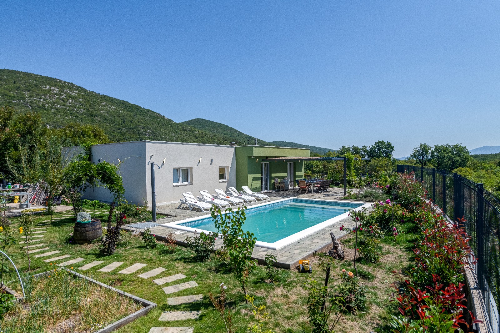 Villa Gariful eksterijer s bazenom u zlatnom satu